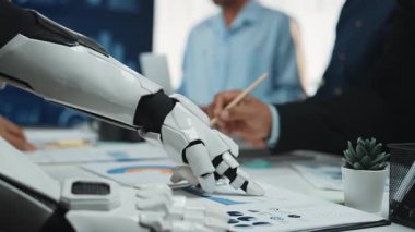 Danışmanlar, piyasa anlayışının derinleşmesi, araştırma doğruluğunun iyileştirilmesi ve işbirlikçi pazarlama stratejilerinin desteklenmesi için yapay zeka kavrayışlarını koz olarak kullanıyorlar. Noogenesis Yapay Zeka