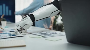 Profesyonel bir atölyede, yapay zeka analitik rafine pazar araştırması, işbirlikçi planlama ve hedeflenmiş iş geliştirme stratejilerine rehberlik eder. Noogenesis Yapay Zeka