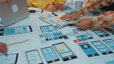 Profesyoneller, mobil uygulama prototipleri ve kullanıcı arayüzü kablolarının ortak çalışma alanı üzerinde oluşturulmasıyla birlikte dinamik bir tasarım atölyesi sergileniyor. SACTR