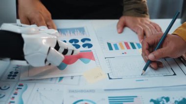 Danışmanlar gelişmiş yapay zeka analizlerini entegre eder, takım işbirliğini güçlendirir ve hedef piyasa araştırmaları yoluyla stratejik iş kararlarına rehberlik ederler. Noogenesis Yapay Zeka