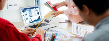 İş veri paneli, pazarlama stratejisi planlaması için iş zekası analizi sunar. Müşteri taleplerini analiz etmek ve iş dünyasının geleceğini önceden görmek için büyük veriler sunulur.