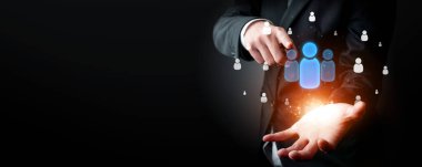 İş adamı ağ kurar, değerli bağlantılar kurar. Profesyonel ağı ve fırsatları genişletmek için etkili insanlar ağ stratejileri geliştiriyor.