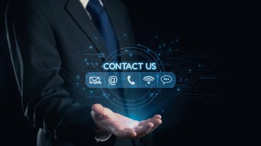 Günümüz şirketleri için modern iletişim stratejilerini gösteren e-posta, telefon ve sohbet seçenekleri de dahil olmak üzere dijital temas ikonları sunan profesyonel bir işadamı. Dörtgen