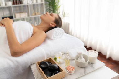 Kafkasyalı kadın müşteri stres önleyici spa masajının keyfini çıkarıyor ve lüks otel ya da oteldeki gündüz açık ortam güzellik salonunda güzellik teniyle eğleniyor. Sessiz.