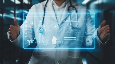 Akıllı doktorların HUD gösterge panelini tutup laboratuvarda yüzen vücut hologramlarını yakın plan çekimleri. Teknoloji kullanarak insan anatomisini inceleyen ve gösteren yetenekli bir tıp çalışanı. İyileştirici.
