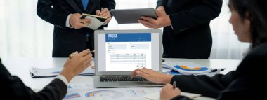 Muhasebe uygulamasından gelen fatura bilgisayar ekranında. Şirket işlerinin finans ve bütçesi için bilgisayar programı. canlı.