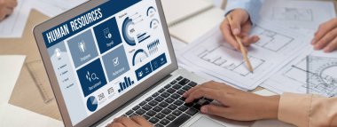 İnsan kaynakları yönetim yazılımı bilgisayar ekranında insan kaynakları çalışanlarının işe alım, maaş bordrosu, personel araması ve KPI değerlendirme çalışmalarını yönetmesine yardımcı oluyor