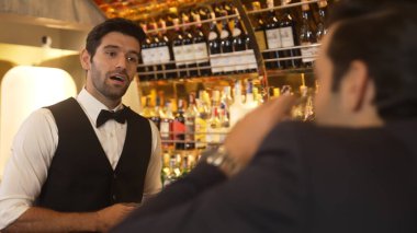 Lüks barlarda içki hazırlayan akıllı barmenlere odaklanırken aynı zamanda canlı ışıklandırma atmosfer şişesi ve bar arka planındaki VIP müşterilerle canlı sohbetler. Vinosity.