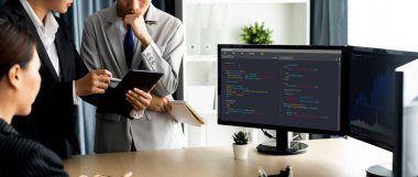 Uygulama ve program kodlaması için bilgisayar ekranında yazılım geliştirme programlama