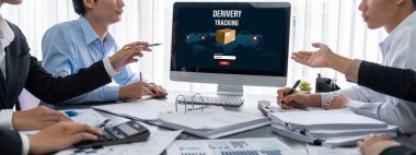 İş zekası ve veri analizi kavramı. Analizci ekibi laptop ekranında finansal veri analizi üzerinde çalışıyor. Etkili iş stratejik planlama için pazarlama göstergesi olarak. İçgörü