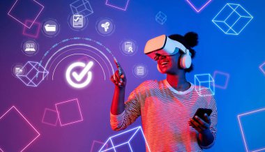 Neşeli bir kadın, elinde akıllı bir telefonla sanal gerçeklik teknolojisiyle uğraşır, canlı, neon temalı bir ortamda kalite güvencesi ve yönetimi sembolize eder. XDMCP