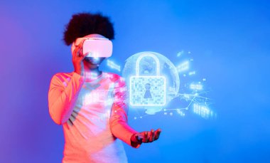 Sanal Gerçeklik Gözlüklü Bir Kişi Gelişmiş Çevrimiçi Koruma ve Gizlilik Bilinci XDMCP için Dijital Güvenlik Konseptleriyle Etkileşim içindedir.