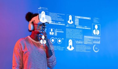 Sanal gerçeklik teknolojisini kullanan bir kişi, gelecekteki arayüz elementlerini gösteren canlı mavi bir ortamda kişisel verilerini ve dijital kimlik güvenliğini inceler. XDMCP