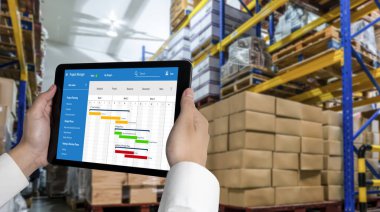 Ekip projesinin zaman çizelgesini gösteren bilgisayar ekranında, modern iş projesi yönetimi için proje planlama yazılımı