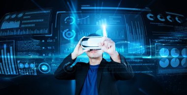 Gözlüklü akıllı iş adamı yapay zeka teknolojisini kullanarak çalışıyor. Küresel ağa erişen ve veri analizi ve istatistik tablosuna bakarken yapay zeka kullanan bir yönetici. Yaratıcılık.