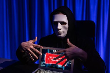 Suçlu anonim maskesinin şifrelemesi, güvenli olmayan özel hayatın dizüstü bilgisayarını hackleyerek başarılı oldu. Yükleme servisinin büyük bir veritabanını kullanarak ya da kopya çekerek. Bireysel.