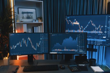 Dinamik borsa grafiklerinin büyük ekranları neon ışıklı gece vakti bilgisayarda görünüyor. Finansal teknolojiye yapılan güncellenmiş yatırımla otomatik olarak satış ya da kâr satın alma. İnfobahn.