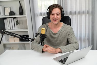 Sunucu kanalı, gülümseyen akıllı yayıncı kaydı, senaryosu ve akıllı telefonuyla sosyal medyada sohbet programı, kulaklık takarak modern ev stüdyosundaki video flamalarını kaydediyor. Bireysel.