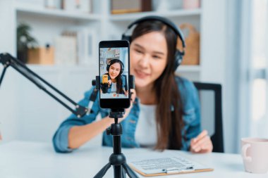 Yaratıcı yayıncı genç ve güzel Asyalı 'nın sunucu kanalındaki seçici odaklı telefon stüdyodaki dinleyiciyle günlük hayatta pazarlamayı veya danışmanı desteklemek için online olarak konuşuyor. Taktik.