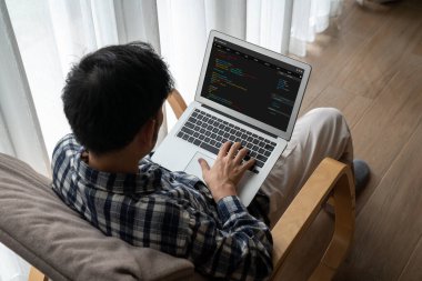 Model uygulama ve program kodlaması için bilgisayar ekranında yazılım geliştirme programlama