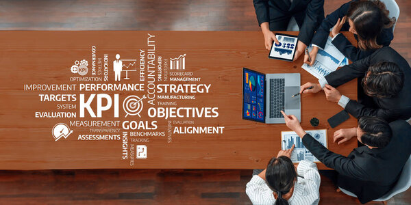 Разнообразная команда участвует в стратегической деловой встрече, анализируя ключевые показатели эффективности и обсуждая цели и задачи для повышения эффективности и подотчетности. Ах!