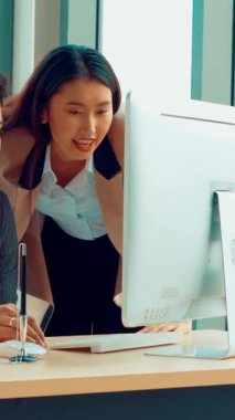 İki iş adamı toplantı odasında proje stratejisi hakkında konuşuyor. İş adamı, mali veri raporu hakkında sohbet ve tavsiyelerde bulunurken, modern işyerindeki iş arkadaşıyla proje planlamasını tartıştı.