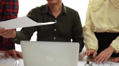 Akıllı mimar ve güvenlik mühendisi, mimari belge, ölçüm araçları ve ahşap blokların modern ofiste etrafa saçıldığı masa planlarını tartışıyor. - Yakın çekim. Tanımlama.