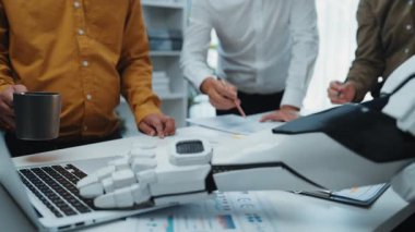 Vaktinde yapılan bir toplantıda, bir danışman anahtar göstergeleri ortaya çıkarmak, pazarlama çabalarını sağlamlaştırmak ve büyümek için dengeli bir plan hazırlamak için yapay zeka hesaplama gücünü kullanıyor. Noogenesis Yapay Zeka