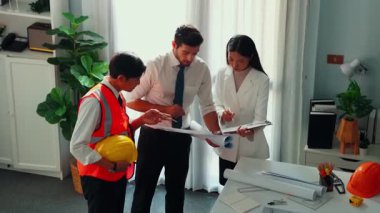 Yetenekli mimar mühendis ekibinin planlara birlikte baktığı en iyi manzara. Birlikte çalışırken tablet tutan akıllı tasarımcıların hava görüntüsü ve yapı hakkında beyin fırtınası. Hizalama.