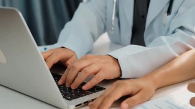 Hastane masasında birlikte çalışan ve tıbbi tedavi planlayan çeşitli profesyonel sağlık görevlileri. Takım çalışması başarılı hastalıklara ve hastalıklara yol açar. Ağır çekim. Katı.