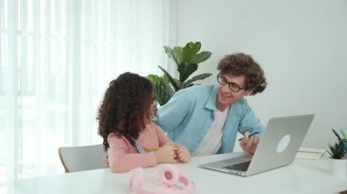 Mutlu baba dizüstü bilgisayarı işaret ederken, mühendisliğin, bilgisayar ve kulaklıkla masada otururken Afrikalı Amerikalı sevimli çocuğa ne dediğini açıklıyor. Babamın öğrenmesi yapay zekayı birlikte oluşturdu. Pedagoji.