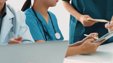 Hastane masasında birlikte çalışan ve tıbbi tedavi ya da sağlık hizmeti planlayan profesyonel bir grup. Takım çalışması başarılı hastalıklara ve hastalıklara yol açar. Ağır çekim. Katı.