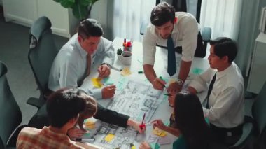 Proje planıyla masaya otururken bir grup farklı takım planlama stratejisi. Zeki iş adamlarının beyin fırtınası ve ev yapımı için birlikte çalıştıklarının en üst düzey görüntüsü. Hizalama.