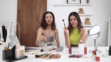 Etkilenen iki ortak canlı yayın yapan video görüntülerini sosyal medya ya da blog üzerinden gözden geçirir. Canlı kozmetik stüdyosu ışıklandırması olan mutlu genç bir kız pazarlama için internet üzerinden yayın yapıyor..