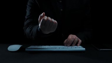 Net sıfır emisyonlarının görsel bir temsili, elinde parlayan bir Dünya 'nın, teknolojiyi, sürdürülebilirliği ve çevresel farkındalığı sembolize eden yeşil simgelerle çevrili olduğunu gösteriyor. Dörtgen