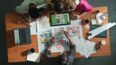 Pazarlama ekibi tasarım planlarken yöneticinin planlarını yukarıdan aşağıya incelemek. Mimar mühendisin birlikte çalıştığı, fikir paylaştığı ve proje planına not aldığı hava görüşü. Sempozyum.