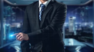 İş adamı iş büyümesi için ölçümleri değerlendirir, genişleme hedefleri koyar. İnovasyon ve strateji 2025 yoluyla sürekli iş büyümesini teşvik etme hakkında görüşler. Kullanıcı Kimliği