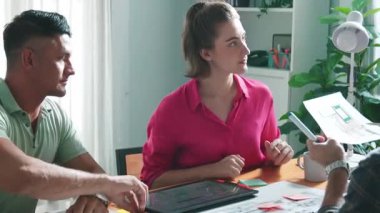 Ev inşaatını planlamak için birlikte çalışan mimar mühendis ekibinin üst görüşü. Profesyonel iş konuşmaları ve toplantı odasında inşaat veya ev inşaatı hakkında tartışmalar. Sempozyum.