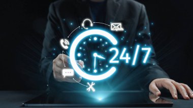 Bu resim, dijital bağlantı ve iş dünyası için çevrimiçi iletişim temalarını vurgulayan parlayan bir saat simgesi ile 24 saatlik servisin modern bir temsilini sergiliyor. Dörtgen