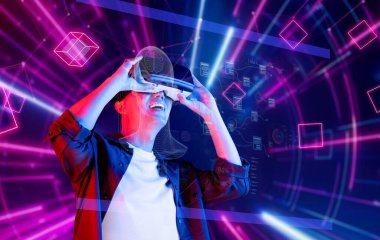 Genç bir adam, dijital deneyimler ve yenilikteki gelişmeleri sembolize eden çarpıcı grafikler ve parlak görsellerle çevrili sanal gerçeklik teknolojisiyle neşe içinde etkileşime geçiyor. XDMCP