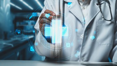 Doktorun elinde tabletle masada otururken laboratuvarda yüzen tıbbi çapraz holograma işaret ederken yakın plan. Pratisyen hekim tedavi için hazırlanırken tıbbi verileri inceliyor. İyileştirici.