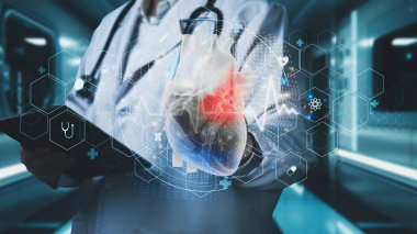 Hastanedeki bulanık geçmişi olan hasta semptomlarını analiz etmek için insan kalbi hologramına işaret ederken, elinde tablet bulunan profesyonel doktorları kapatın. Teknoloji yeniliği konsepti. İyileştirici.