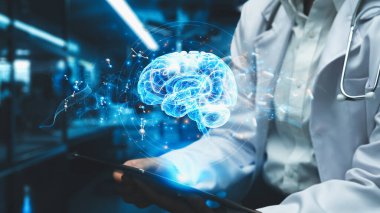 Laboratuvarda geçmişi bulanık bir şekilde duran beyin hologramıyla elinde tablet bulunan tıbbi işçilere yakın çekim. Doktor beyin araştırmalarında hasta semptomlarını kontrol ediyor. Teknoloji. İyileştirici.
