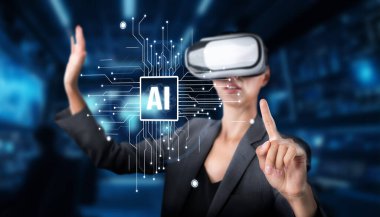 Bir iş kadını yapay zeka ve ilgi çekici deneyimlerdeki gelişmeleri vurgulamak için yapay zeka teknolojisiyle gelecekteki bir ortamda etkileşim kurmak için sanal gerçeklik kulaklığı kullanır. XDMCP