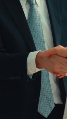 Şirket ofisindeki yönetici ve mülakatçıyla iş görüşmesinde iş arayan biri. Profesyonel kariyer fırsatı arayan genç mülakatçı. İnsan kaynakları ve adam toplama kavramı.