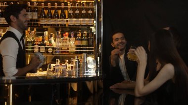 Lüks bir barda limon dilimlenmiş limonla cin ya da tonik servisi yapan akıllı barmen, sıcak gece kulübünün atmosferinde VIP müşteri çiftleriyle canlı sohbetler yapıyor. Vinosity.