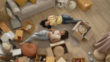 Genç bayan işyeri sahibi dükkanda dikilirken elinde karton tutuyordu. Teslimat ya da nakliye işlemleri için hazırlık yaparken paket ve kutu taşıyan çekici, mutlu girişimci. Myrmidon.