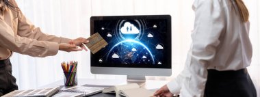 Masadaki bir grup iç mimar takımı dizüstü bilgisayarında mimari yazılım bulunan çeşitli ruh hali tahtası örneklerini seçiyor. Modern yenileme ve iç malzeme seçimi konsepti. İçgörü