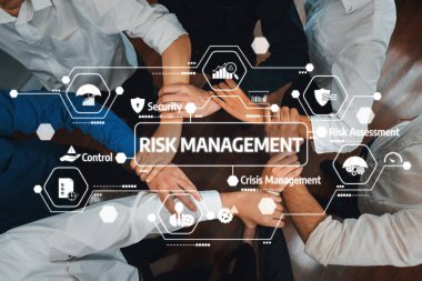 Bu resim risk yönetimine işbirlikçi bir yaklaşımı gösteriyor, profesyonel bir ortamda güvenlik ve kriz yönetimi gibi kavramların etrafında çeşitli ellerin bir araya gelişini gösteriyor. Dostluk