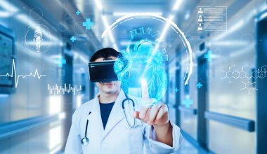 Doktor, semptomları teşhis ederken VR gözlüğü kullanarak tıbbi verilere işaret ediyor. Doktor, insan organı hologramına bakarken laboratuvar önlüğü ve artırılmış gerçeklik gözlüğü takıyor. Sağlık sigortası konsepti. Yaratıcılık.